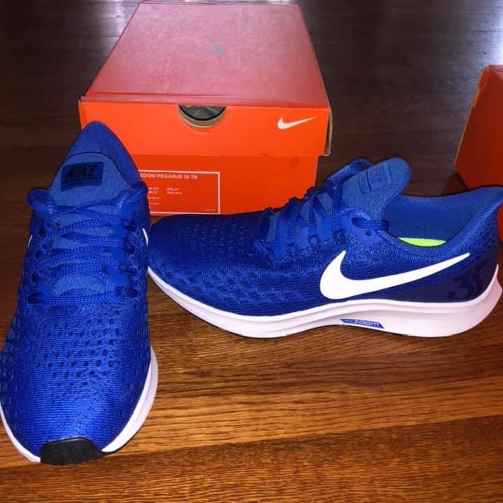 Nike Air Zoom Pegasus 35 TB in Game Royal/White.